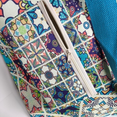 Bolsa colorida com padrão de azulejos e fecho de correr branco