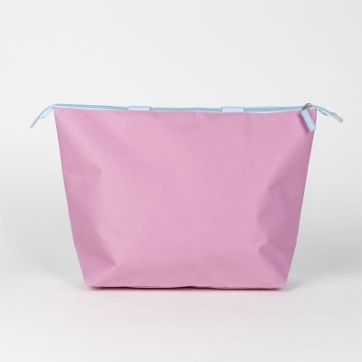 Bolsa de tecido rosa com fecho azul claro sobre fundo branco