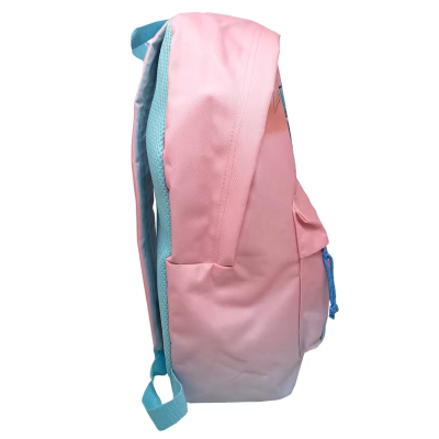 Mochila rosa com alças azuis vista de lado