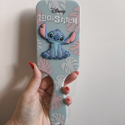 Escova de cabelo Disney Lilo & Stitch com padrão de folhas e figura de Stitch azul