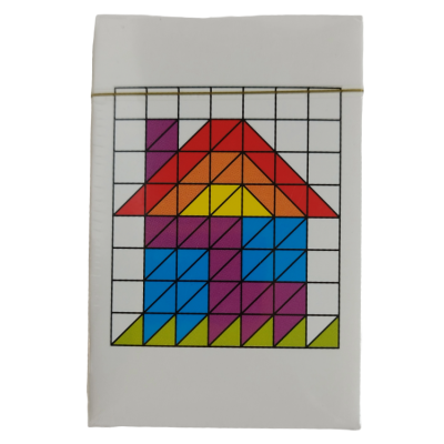 Pacote branco com padrão geométrico colorido em forma de casa