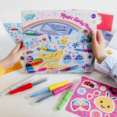 Conjunto de canetas mágicas coloridas e desenhos infantis em mesa branca