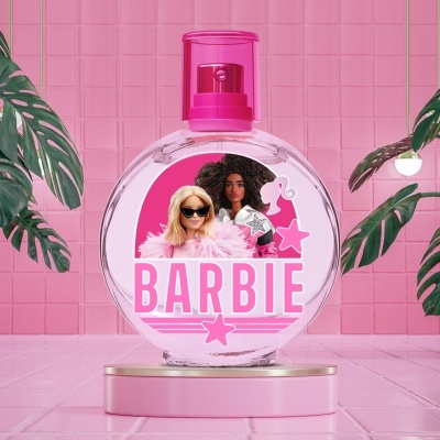 Frasco de perfume Barbie redondo transparente com tampa rosa e rótulo com duas bonecas e texto Barbie em fundo rosa