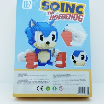 Caixa azul com boneco tipo bloco do Sonic the Hedgehog e texto, símbolos de reciclagem e CE