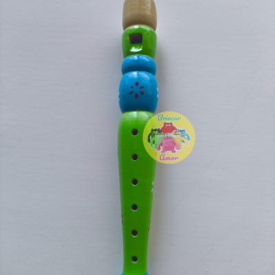 Flauta de madeira colorida com etiqueta Brincar com Amor