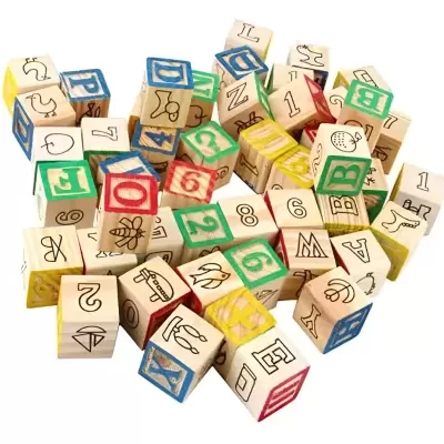 Blocos de madeira coloridos com letras, números e imagens