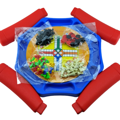 Tabuleiro de jogo Ludo com peças coloridas e suportes vermelhos em volta