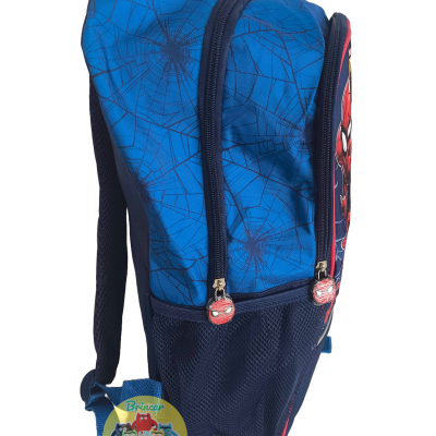 Mochila azul com padrão de teia de aranha e fechos de correr com pendentes vermelhos.