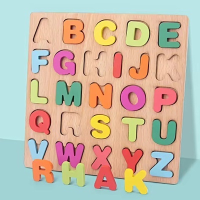 Quebra-cabeças de madeira com letras do alfabeto coloridas