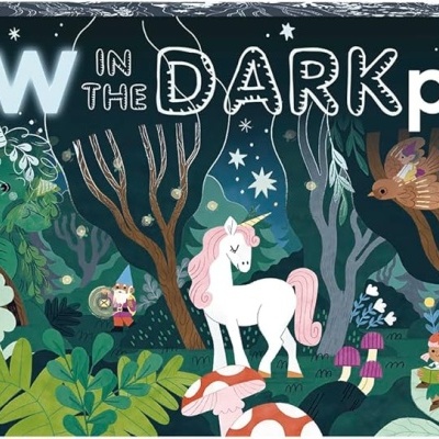 Puzzle de floresta encantada com unicórnio e elementos que brilham no escuro