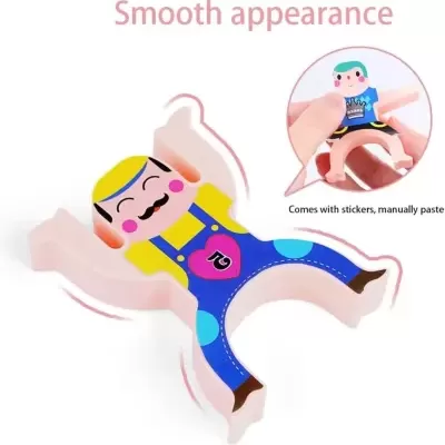 Brinquedo macio em forma de personagem com macacão azul e chapéu amarelo