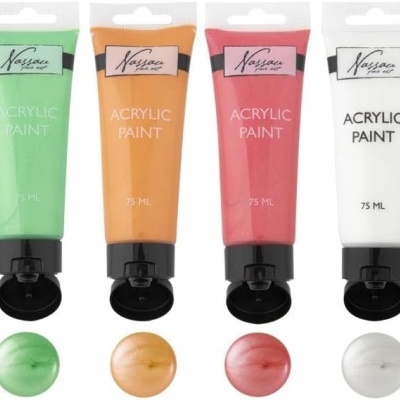 Seis tubos coloridos de tinta acrílica Kascoon com amostras de cores