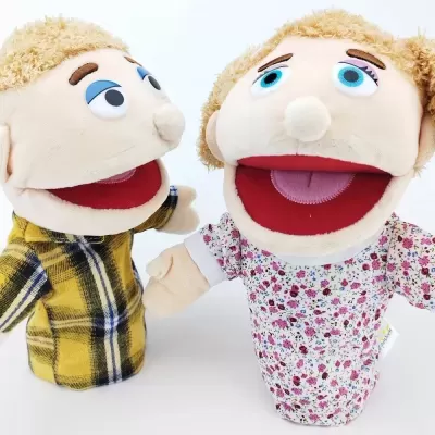 Duas marionetas de mão com cabelos loiros e roupas coloridas, em fundo branco