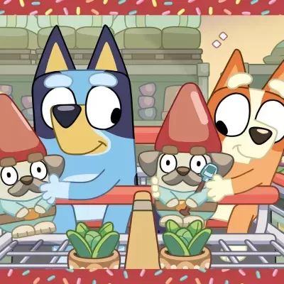 Carrinho de compras com bonecos de gnomo e personagens animados em fundo de supermercado.