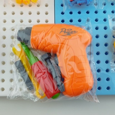 Conjunto de brinquedo perfurado com pistola laranja e peças coloridas embaladas