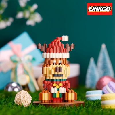 Figura em blocos plásticos de um urso de Natal com gorro vermelha e branca, decorado com presentes e elementos festivos.