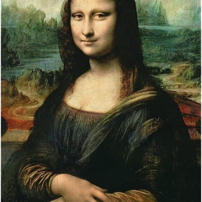 Pintura Mona Lisa mostrando retrato de mulher com vestuário escuro e fundo de paisagem