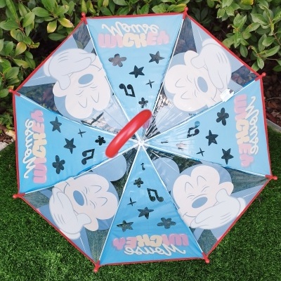 Guarda-chuva transparente azul com personagens de desenho e texto Momma Mickey