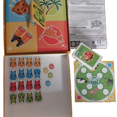 Jogo de tabuleiro DESAFIO QUIZ com peças coloridas, cartas e tabuleiro verde