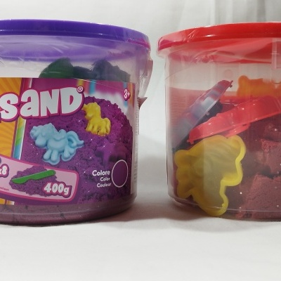 Duas embalagens plásticas coloridas para areia moldável