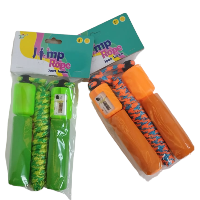 Cordas de saltar verdes e laranja com punhos de plástico e cabos coloridos, embalagens com etiquetas Jump Rope