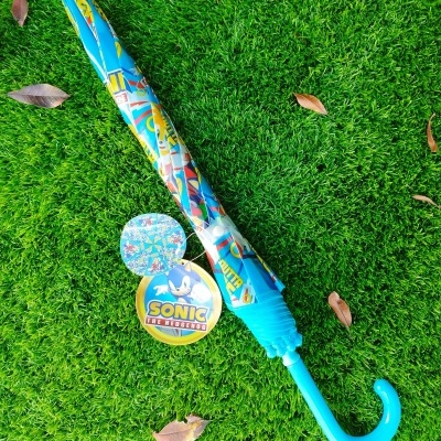 Guarda-chuva infantil fechado com padrão Sonic the Hedgehog e pega azul