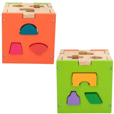 Cubos de brincar em madeira com formas geométricas coloridas em lados laranja e verde