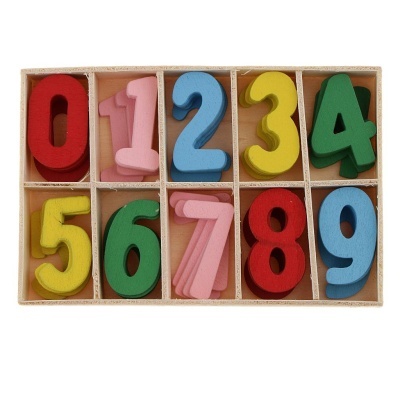 Conjunto de números coloridos em madeira organizados em caixa de madeira