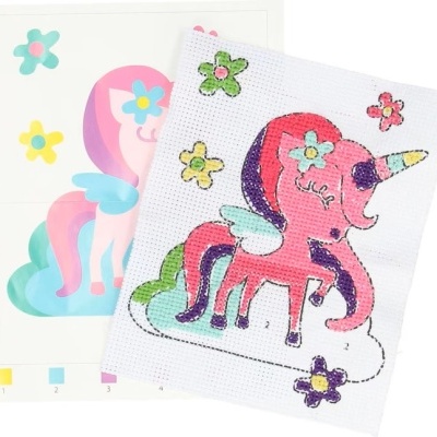 Bordado ponto cruz unicórnio cor-de-rosa com asas azuis e flores coloridas sobre fundo branco