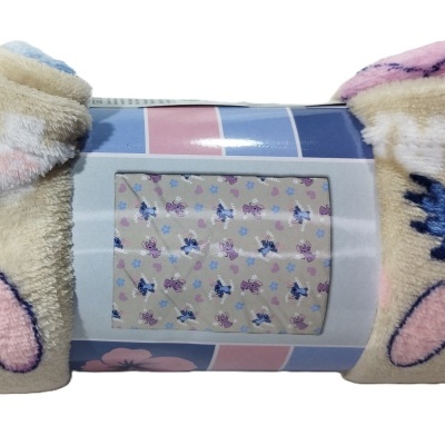 Manta felpuda com desenhos coloridos e faixa azul