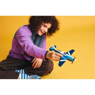 Criança a brincar com avião de blocos coloridos