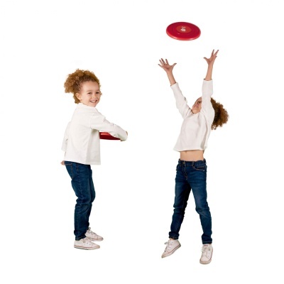 Crianças a jogar com discos de arremesso vermelhos em fundo branco
