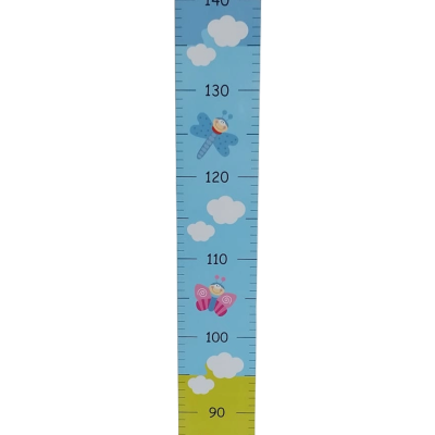 Régua de crescimento infantil azul e verde com desenhos coloridos de animais e nuvens