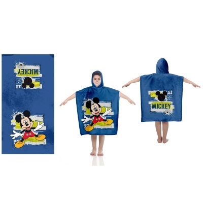 Panos de banho com capuz azul com estampa do Mickey Mouse e texto MICKEY