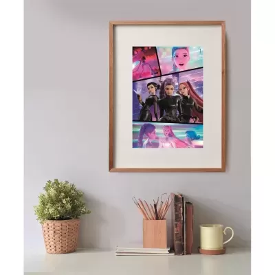 Quadro com imagem animada colorida e moldura de madeira pendurado em parede cinza