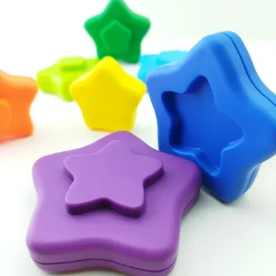 Conjunto de moldes estrelas em várias cores sobre fundo branco