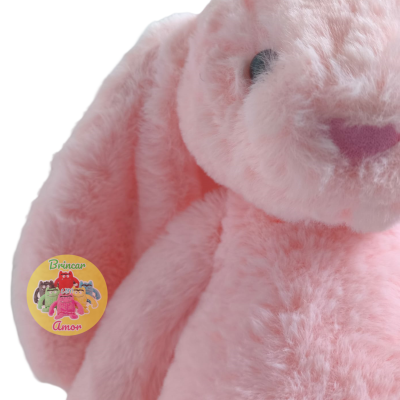 Pelúcia de coelho rosa com etiqueta redonda amarela