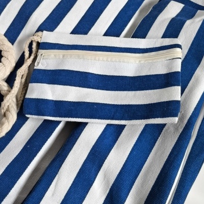 Manta azul e branca às riscas com bolsa pequena e corda de algodão