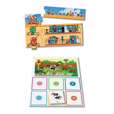 Jogo educativo com peças de madeira numeradas e ilustrações de pessoas, e tabuleiro com cartas coloridas e imagens de vacas.