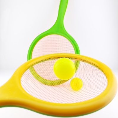 Raquetes de plástico verde e amarela com bolas amarelas