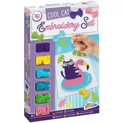 Caixa de conjunto de bordado para crianças com fios coloridos e padrão de gato preto num boia flamingo