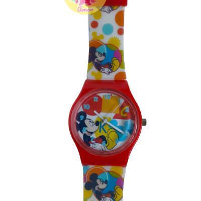 Relógio infantil com bracelete colorida e mostrador vermelho com personagens de desenhos animados.