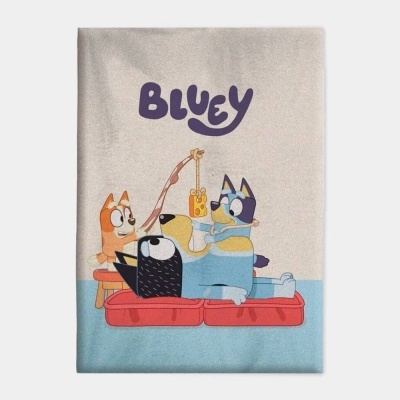 Toalha com personagens do desenho animado Bluey em tons coloridos e o texto BLUEY
