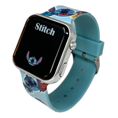 Smartwatch com bracelete azul clara estampada com personagem Stitch e ecrã com texto 'Stitch'.