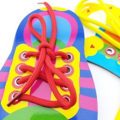 Brinquedo de treino de amarrar atacadores colorido