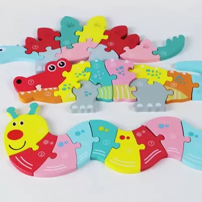 Puzzle de madeira colorido infantil formando um crocodilo e uma lagarta