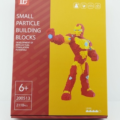 Caixa de blocos de construção pequenos com figura vermelha e amarela e descrição em inglês.