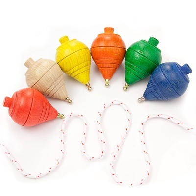 Seis piões coloridos de madeira com fio em fundo branco