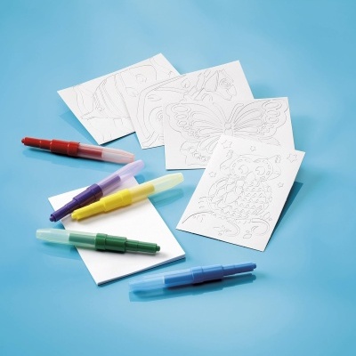 Canetas coloridas com desenhos para colorir em papéis brancos sobre fundo azul