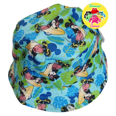 Chapéu tipo pescador colorido com estampado de personagens animados